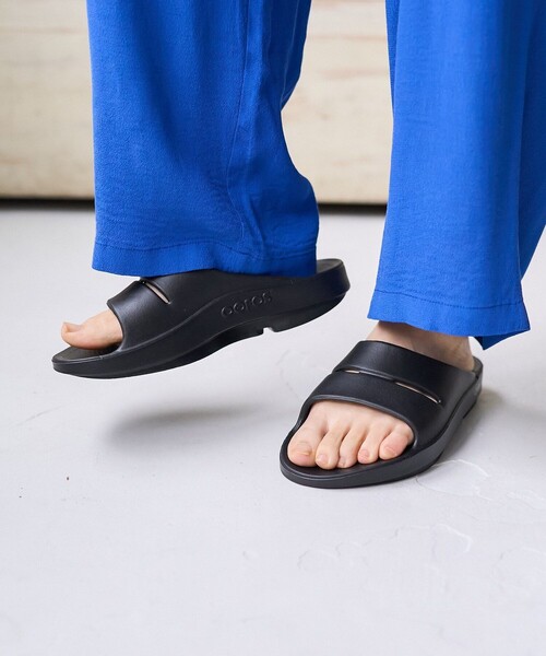 FREAK'S STORE(フリークスストア)の「OOFOS/ウーフォス Ooahh/ウーアー(スライドサンダル)(サンダル・レディース・ブラック/ベージュ・8/7/6)」の5枚目の写真