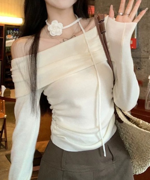 ampm(エーエムピーエム)の「サイドギャザーオフショルトップス(Tシャツ/カットソー・レディース・ブルー/ブラック/ライトパープル/イエロー/ホワイト/ピンク・FREE)」の2枚目の写真