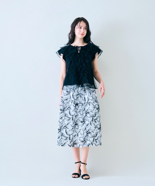 Audie a Muses(オーディアミューズ)の「メッシュフラワー刺繍スカート(スカート・レディース・オフホワイト/ブラック・38/42)」の4枚目の写真