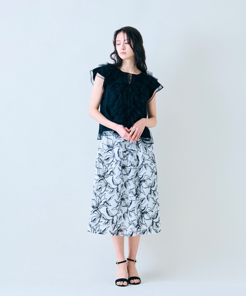 Audie a Muses(オーディアミューズ)の「メッシュフラワー刺繍スカート(スカート・レディース・オフホワイト/ブラック・38/42)」の5枚目の写真