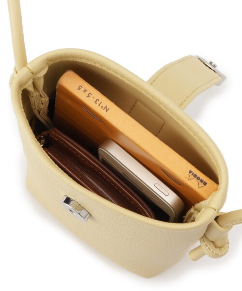 SHOO・LA・RUE(シューラルー)の「ちょっとそこまでのお出かけに フラップミニショルダーバッグ(ショルダーバッグ・レディース・イエロー/ブラック/グレー・00)」の19枚目の写真