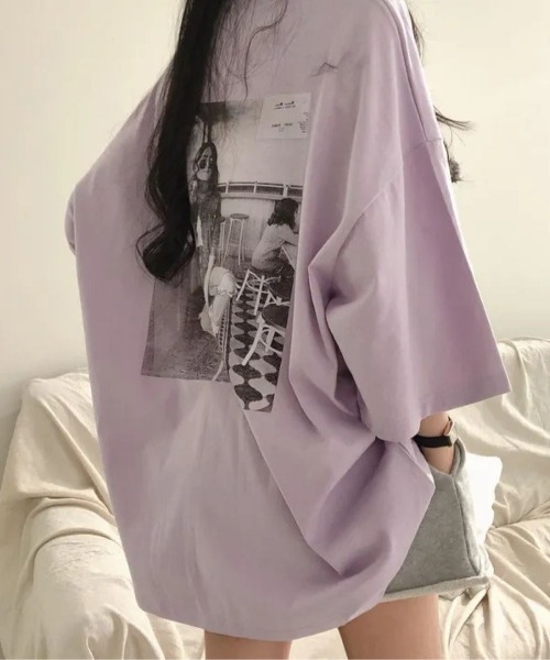 LETee(レティー)の「バックフォトプリントが目を惹く!ゆるっと着こなせるビッグシルエットTシャツ(Tシャツ/カットソー・レディース・パープル/ホワイト/グレー・FREE)」の3枚目の写真