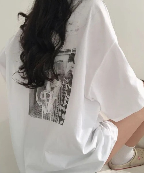 LETee(レティー)の「バックフォトプリントが目を惹く!ゆるっと着こなせるビッグシルエットTシャツ(Tシャツ/カットソー・レディース・パープル/ホワイト/グレー・FREE)」の1枚目の写真