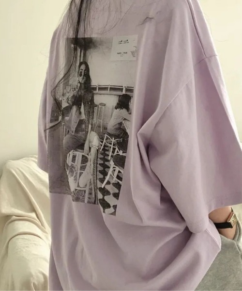 LETee(レティー)の「バックフォトプリントが目を惹く!ゆるっと着こなせるビッグシルエットTシャツ(Tシャツ/カットソー・レディース・パープル/ホワイト/グレー・FREE)」の6枚目の写真