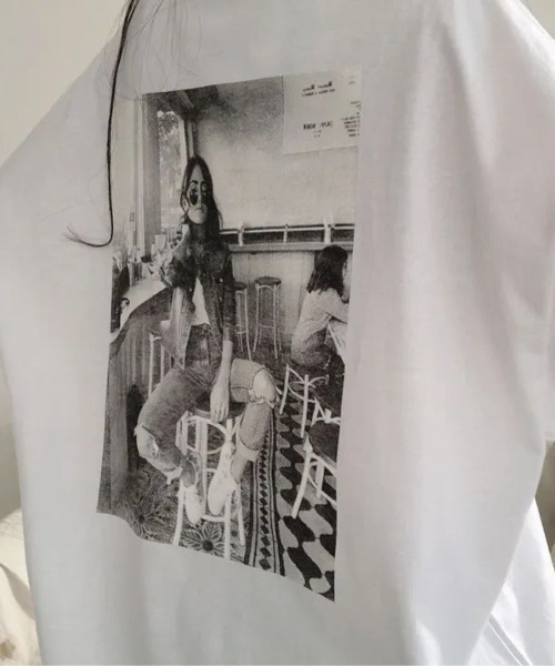 LETee(レティー)の「バックフォトプリントが目を惹く!ゆるっと着こなせるビッグシルエットTシャツ(Tシャツ/カットソー・レディース・パープル/ホワイト/グレー・FREE)」の8枚目の写真