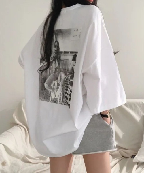 LETee(レティー)の「バックフォトプリントが目を惹く!ゆるっと着こなせるビッグシルエットTシャツ(Tシャツ/カットソー・レディース・パープル/ホワイト/グレー・FREE)」の9枚目の写真