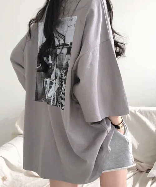 LETee(レティー)の「バックフォトプリントが目を惹く!ゆるっと着こなせるビッグシルエットTシャツ(Tシャツ/カットソー・レディース・パープル/ホワイト/グレー・FREE)」の11枚目の写真
