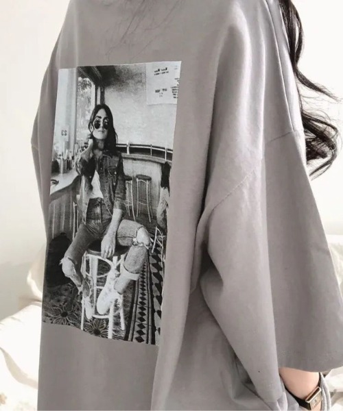 LETee(レティー)の「バックフォトプリントが目を惹く!ゆるっと着こなせるビッグシルエットTシャツ(Tシャツ/カットソー・レディース・パープル/ホワイト/グレー・FREE)」の12枚目の写真