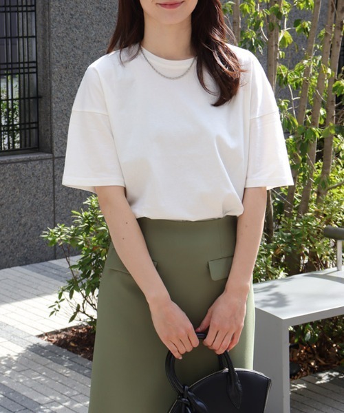 Pierrot(ピエロ)の「【骨格ナチュラルさんにオススメ】クルーネック/ドロップショルダーベーシックTシャツ(Tシャツ/カットソー・レディース・チャコール/オフホワイト/ブルー/ブラック・S/M/L)」の5枚目の写真