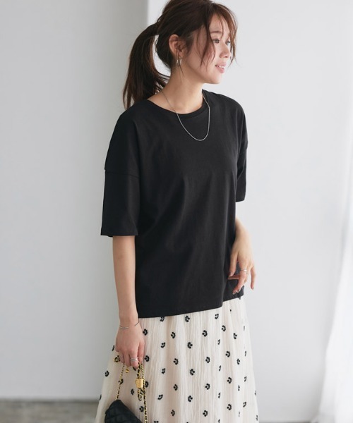 Pierrot(ピエロ)の「【骨格ナチュラルさんにオススメ】クルーネック/ドロップショルダーベーシックTシャツ(Tシャツ/カットソー・レディース・チャコール/オフホワイト/ブルー/ブラック・S/M/L)」の7枚目の写真