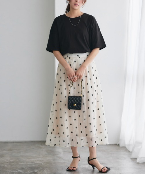 Pierrot(ピエロ)の「【骨格ナチュラルさんにオススメ】クルーネック/ドロップショルダーベーシックTシャツ(Tシャツ/カットソー・レディース・チャコール/オフホワイト/ブルー/ブラック・S/M/L)」の8枚目の写真