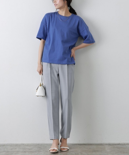 Pierrot(ピエロ)の「【骨格ナチュラルさんにオススメ】クルーネック/ドロップショルダーベーシックTシャツ(Tシャツ/カットソー・レディース・チャコール/オフホワイト/ブルー/ブラック・S/M/L)」の10枚目の写真