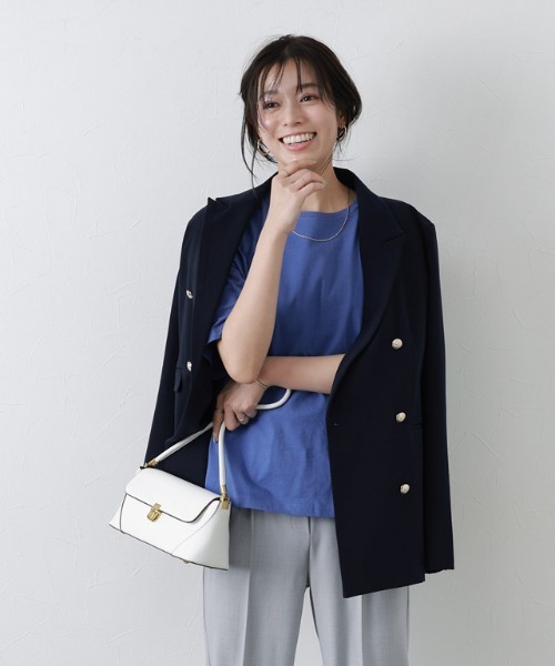 Pierrot(ピエロ)の「【骨格ナチュラルさんにオススメ】クルーネック/ドロップショルダーベーシックTシャツ(Tシャツ/カットソー・レディース・チャコール/オフホワイト/ブルー/ブラック・S/M/L)」の11枚目の写真