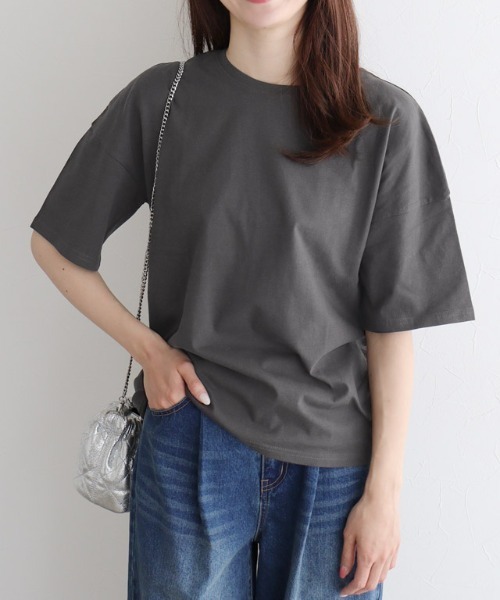 Pierrot(ピエロ)の「【骨格ナチュラルさんにオススメ】クルーネック/ドロップショルダーベーシックTシャツ(Tシャツ/カットソー・レディース・チャコール/オフホワイト/ブルー/ブラック・S/M/L)」の14枚目の写真