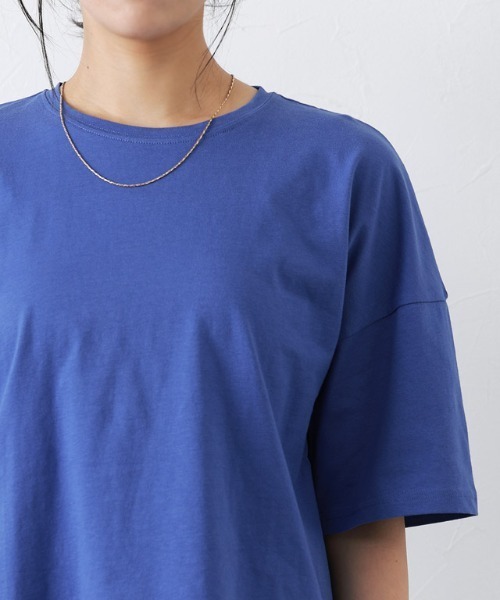 Pierrot(ピエロ)の「【骨格ナチュラルさんにオススメ】クルーネック/ドロップショルダーベーシックTシャツ(Tシャツ/カットソー・レディース・チャコール/オフホワイト/ブルー/ブラック・S/M/L)」の16枚目の写真