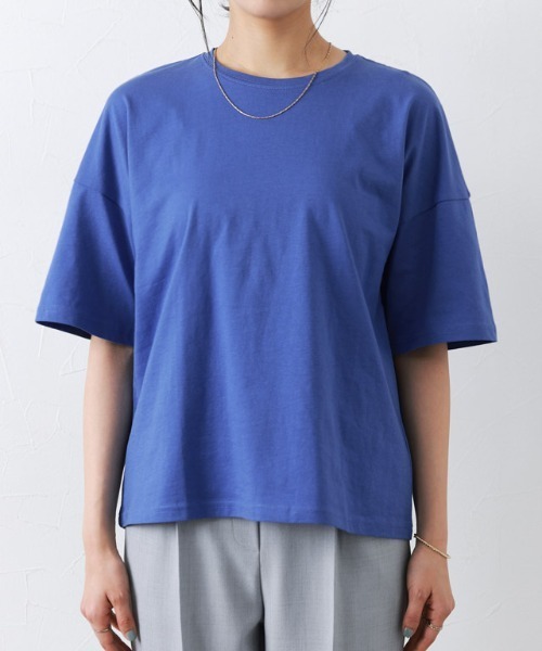 Pierrot(ピエロ)の「【骨格ナチュラルさんにオススメ】クルーネック/ドロップショルダーベーシックTシャツ(Tシャツ/カットソー・レディース・チャコール/オフホワイト/ブルー/ブラック・S/M/L)」の17枚目の写真