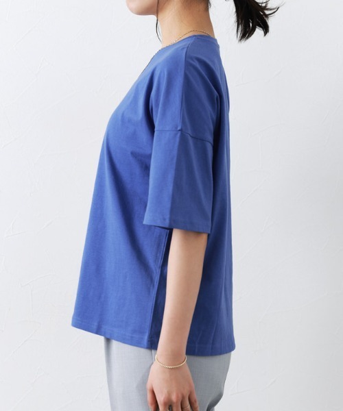 Pierrot(ピエロ)の「【骨格ナチュラルさんにオススメ】クルーネック/ドロップショルダーベーシックTシャツ(Tシャツ/カットソー・レディース・チャコール/オフホワイト/ブルー/ブラック・S/M/L)」の18枚目の写真