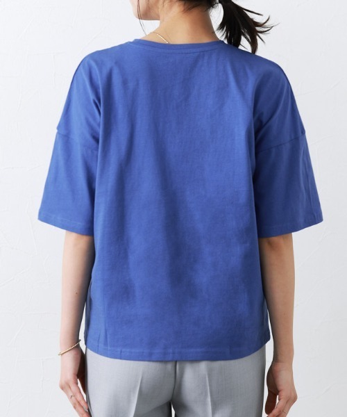 Pierrot(ピエロ)の「【骨格ナチュラルさんにオススメ】クルーネック/ドロップショルダーベーシックTシャツ(Tシャツ/カットソー・レディース・チャコール/オフホワイト/ブルー/ブラック・S/M/L)」の19枚目の写真