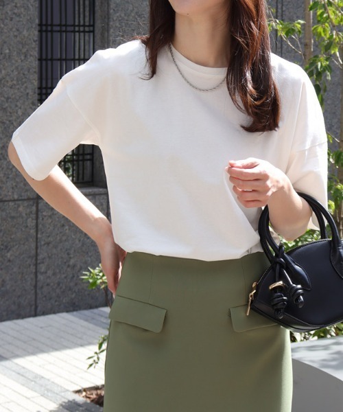 Pierrot(ピエロ)の「【骨格ナチュラルさんにオススメ】クルーネック/ドロップショルダーベーシックTシャツ(Tシャツ/カットソー・レディース・チャコール/オフホワイト/ブルー/ブラック・S/M/L)」の21枚目の写真