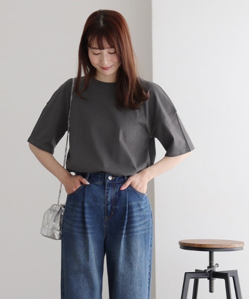 Pierrot(ピエロ)の「【骨格ナチュラルさんにオススメ】クルーネック/ドロップショルダーベーシックTシャツ(Tシャツ/カットソー・レディース・チャコール/オフホワイト/ブルー/ブラック・S/M/L)」の20枚目の写真