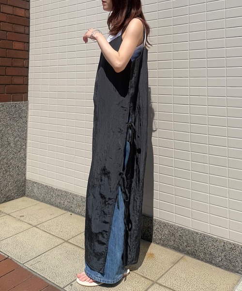 ISOOK（アイスー）の「【ISOOK / アイスー】サイドスリットワッシャーキャミワンピ / ワッシャー加工 しわ加工 リボン Iライン レイヤードワンピ キャミソールワンピース 低身長 黒 ブラック ZOZOTOWN限定（ワンピース・レディース・ブラック・FREE）」の3枚目の写真