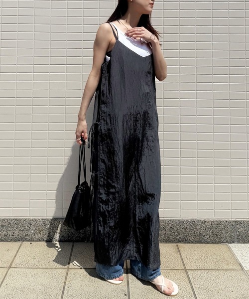ISOOK（アイスー）の「【ISOOK / アイスー】サイドスリットワッシャーキャミワンピ / ワッシャー加工 しわ加工 リボン Iライン レイヤードワンピ キャミソールワンピース 低身長 黒 ブラック ZOZOTOWN限定（ワンピース・レディース・ブラック・FREE）」の4枚目の写真