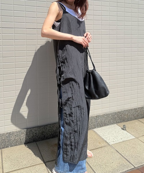ISOOK（アイスー）の「【ISOOK / アイスー】サイドスリットワッシャーキャミワンピ / ワッシャー加工 しわ加工 リボン Iライン レイヤードワンピ キャミソールワンピース 低身長 黒 ブラック ZOZOTOWN限定（ワンピース・レディース・ブラック・FREE）」の5枚目の写真