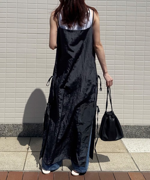 ISOOK（アイスー）の「【ISOOK / アイスー】サイドスリットワッシャーキャミワンピ / ワッシャー加工 しわ加工 リボン Iライン レイヤードワンピ キャミソールワンピース 低身長 黒 ブラック ZOZOTOWN限定（ワンピース・レディース・ブラック・FREE）」の14枚目の写真