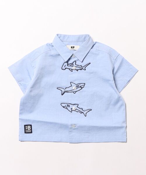 KP BOY（ケーピーボーイ）の「綿シャンブレーシャツ（シャツ/ブラウス・キッズ・オフホワイト/ブルー・80ｃｍ/90cm/100cm/110cm）」の2枚目の写真