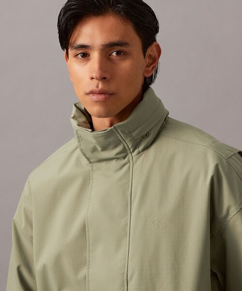 Calvin Klein（カルバン・クライン）の「パッカブル フードテクニカル ジャケット（ナイロンジャケット・メンズ・カーキ/ブラック・XL/M/S/L）」の3枚目の写真