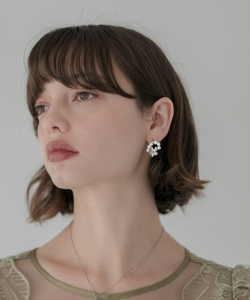 Leja（レジャ）の「【LEJA】ラウンドパールフラワーピアス結婚式 パーティー 成人式 二次会 同窓会 お呼ばれ オケージョン 20代 30代（ピアス（両耳用）・レディース・シルバー・FREE）」の4枚目の写真