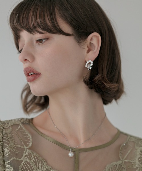 Leja（レジャ）の「【LEJA】ラウンドパールフラワーピアス結婚式 パーティー 成人式 二次会 同窓会 お呼ばれ オケージョン 20代 30代（ピアス（両耳用）・レディース・シルバー・FREE）」の2枚目の写真