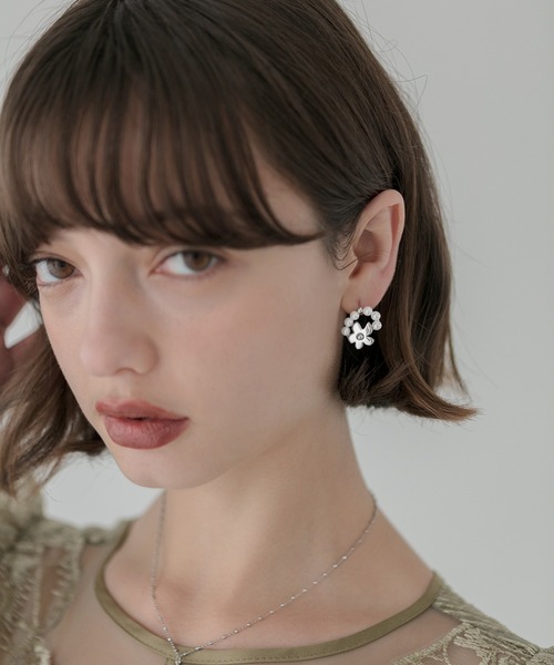 Leja（レジャ）の「【LEJA】ラウンドパールフラワーピアス結婚式 パーティー 成人式 二次会 同窓会 お呼ばれ オケージョン 20代 30代（ピアス（両耳用）・レディース・シルバー・FREE）」の9枚目の写真