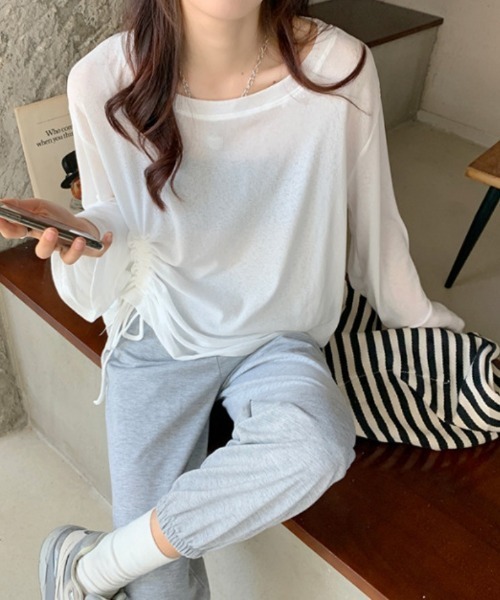 Ritzy(リッツィー)の「脇ギャザーデザイン シアートップス(シャツ/ブラウス・レディース・グリーン/ホワイト/パープル/ブラック・M/L)」の1枚目の写真
