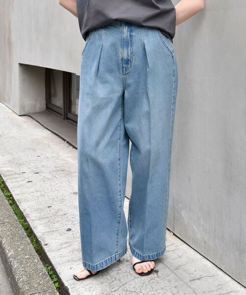 le.coeur blanc(ルクールブラン)の「タックワイドデニムパンツ(デニムパンツ・レディース・ブルー/サックスブルー・38/36)」の22枚目の写真