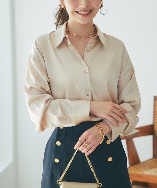 La boutique BonBon（ラブティックボンボン）の「【美人見えシャツ】ライトサテンシャツ（シャツ/ブラウス・レディース・オフホワイト/ライトベージュ・FREE）」の2枚目の写真
