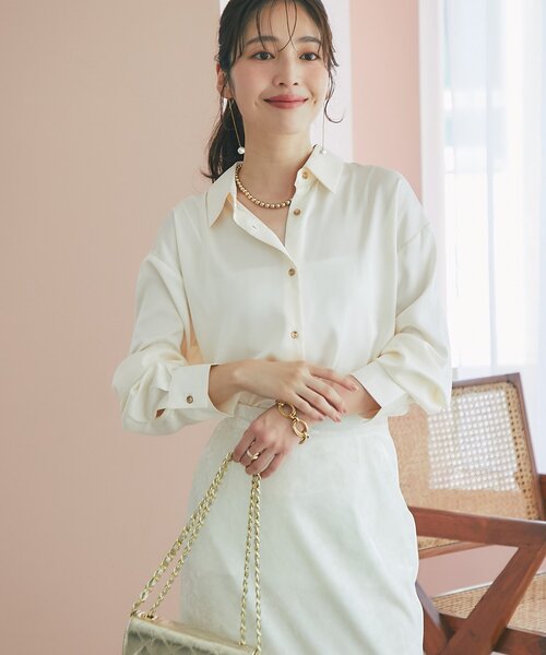 La boutique BonBon（ラブティックボンボン）の「【美人見えシャツ】ライトサテンシャツ（シャツ/ブラウス・レディース・オフホワイト/ライトベージュ・FREE）」の3枚目の写真