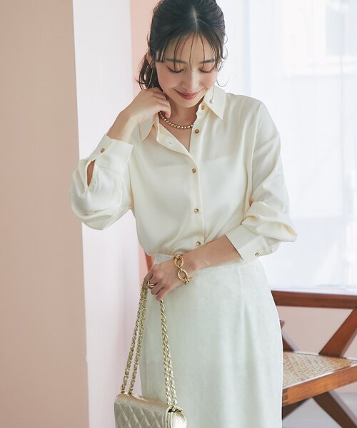 La boutique BonBon（ラブティックボンボン）の「【美人見えシャツ】ライトサテンシャツ（シャツ/ブラウス・レディース・オフホワイト/ライトベージュ・FREE）」の4枚目の写真