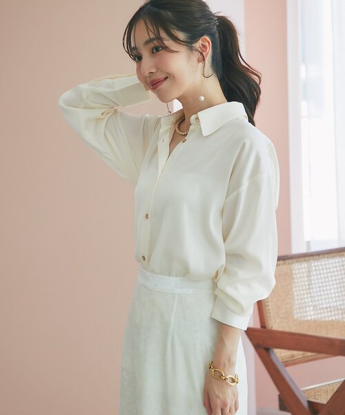 La boutique BonBon（ラブティックボンボン）の「【美人見えシャツ】ライトサテンシャツ（シャツ/ブラウス・レディース・オフホワイト/ライトベージュ・FREE）」の5枚目の写真