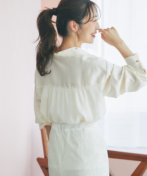La boutique BonBon（ラブティックボンボン）の「【美人見えシャツ】ライトサテンシャツ（シャツ/ブラウス・レディース・オフホワイト/ライトベージュ・FREE）」の6枚目の写真