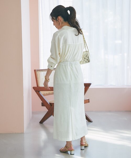 La boutique BonBon（ラブティックボンボン）の「【美人見えシャツ】ライトサテンシャツ（シャツ/ブラウス・レディース・オフホワイト/ライトベージュ・FREE）」の10枚目の写真