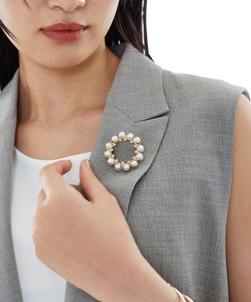 INDIVI（インディヴィ）の「【セレモニー／デイリー】パール調リングブローチ（ブローチ/コサージュ・レディース・ゴールド/シルバー・00）」の6枚目の写真