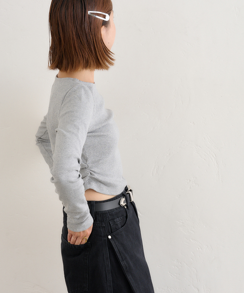 U by SPICK&SPAN（ユーバイスピックアンドスパン）の「サイドギャザーボートネックトップス（Tシャツ/カットソー・レディース・ホワイト/チャコールグレー・FREE）」の5枚目の写真