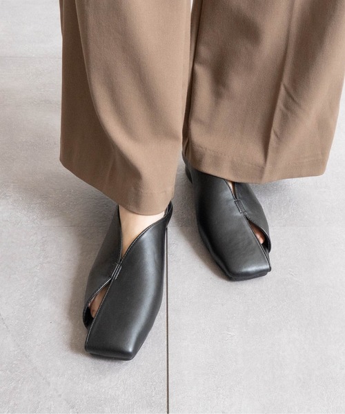 Fabby fabby（ファビィーファビィー）の「アシンメトリースクエアトゥパンプス（パンプス・レディース・ブラック/シルバー系その他/ブラウン/ブラウン系その他/ブラック系その他/ワインレッド・LARGE/MEDIUM/SMALL）」の2枚目の写真