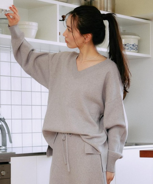 ムラサキスポーツ(ムラサキスポーツ)の「RIKKA FEMME/リッカファム Vネックニット セーター RF25FW13(ニット/セーター・レディース・グレー/ベージュ/ブラウン・FREE)」の1枚目の写真
