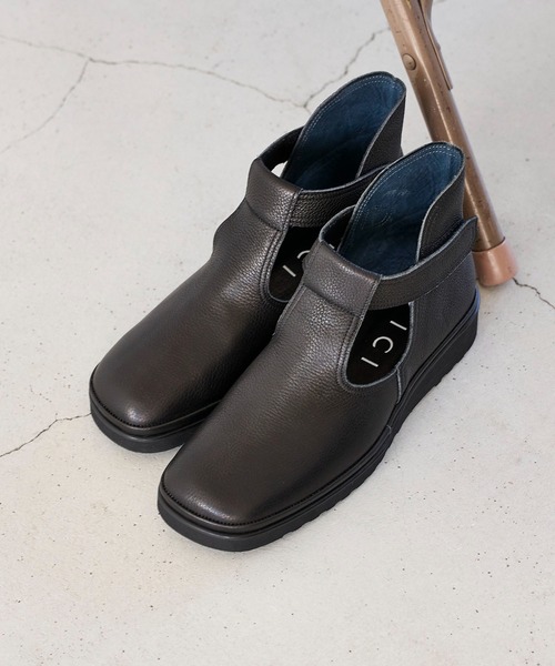 D'ICI(ディッシィ)の「ベルト付きサイドオープンブーツ(ブーツ・レディース・ライトグレー/ブラック・22.5cm/23cm/24cm/24.5cm/23.5cm)」の2枚目の写真