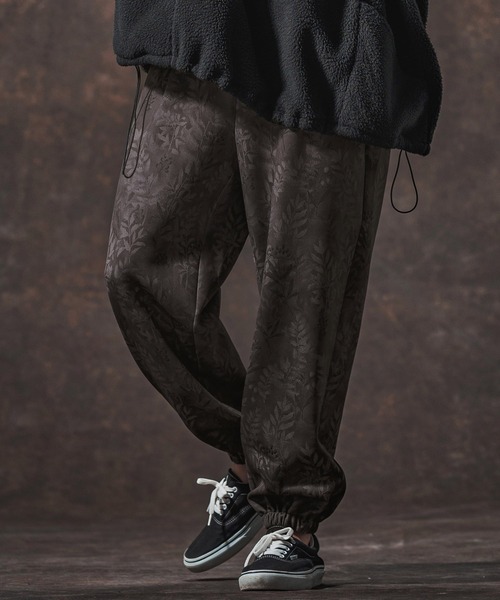 Jih Nunc（ジーヌンク）の「mp14001-リーフ総柄ポンチジョガーパンツ(JIH-R1135)（その他パンツ・メンズ・ベージュ/チャコール・S/L/M）」の2枚目の写真