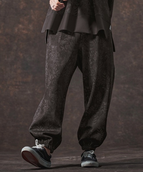 Jih Nunc（ジーヌンク）の「mp14001-リーフ総柄ポンチジョガーパンツ(JIH-R1135)（その他パンツ・メンズ・ベージュ/チャコール・S/L/M）」の3枚目の写真