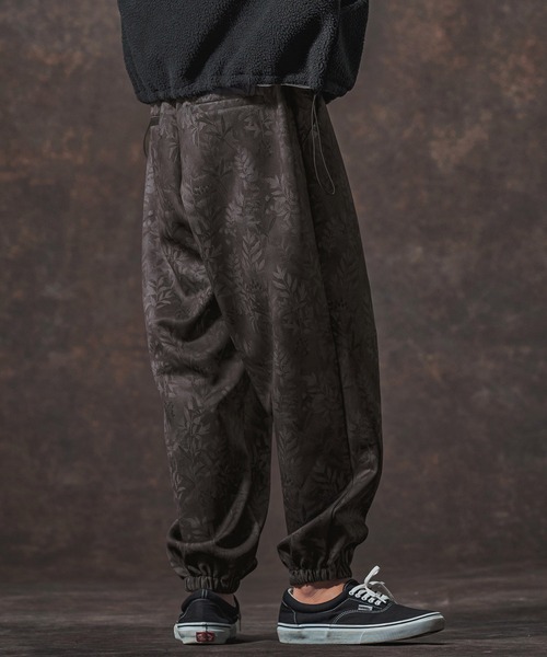 Jih Nunc（ジーヌンク）の「mp14001-リーフ総柄ポンチジョガーパンツ(JIH-R1135)（その他パンツ・メンズ・ベージュ/チャコール・S/L/M）」の5枚目の写真
