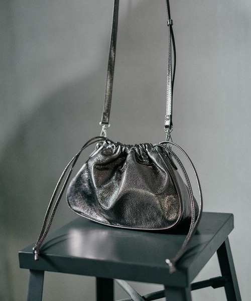 LEPSIM（レプシィム）の「ドロストスクエアバッグ　578196（ショルダーバッグ・レディース・ベージュ/ガンメタ/ブラック・ONE SIZE）」の3枚目の写真